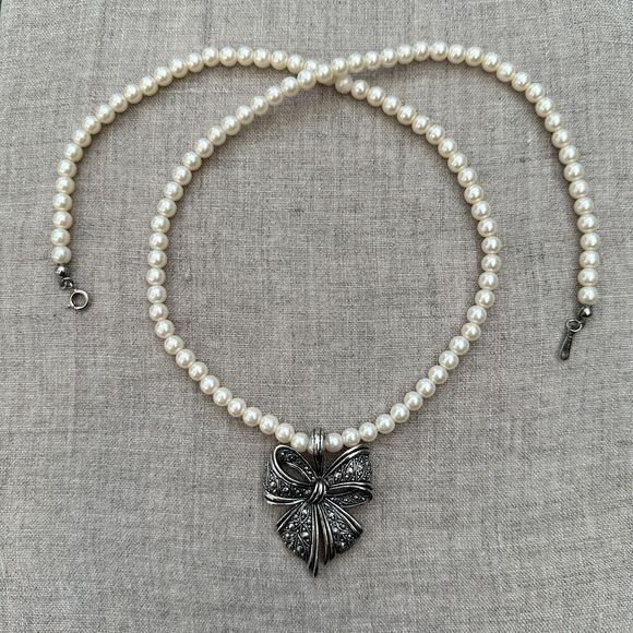 Vintage Avon White Faux Glass Pearls & Silver Tone Bow Necklace 12" L Costume - Picture 9 of 14